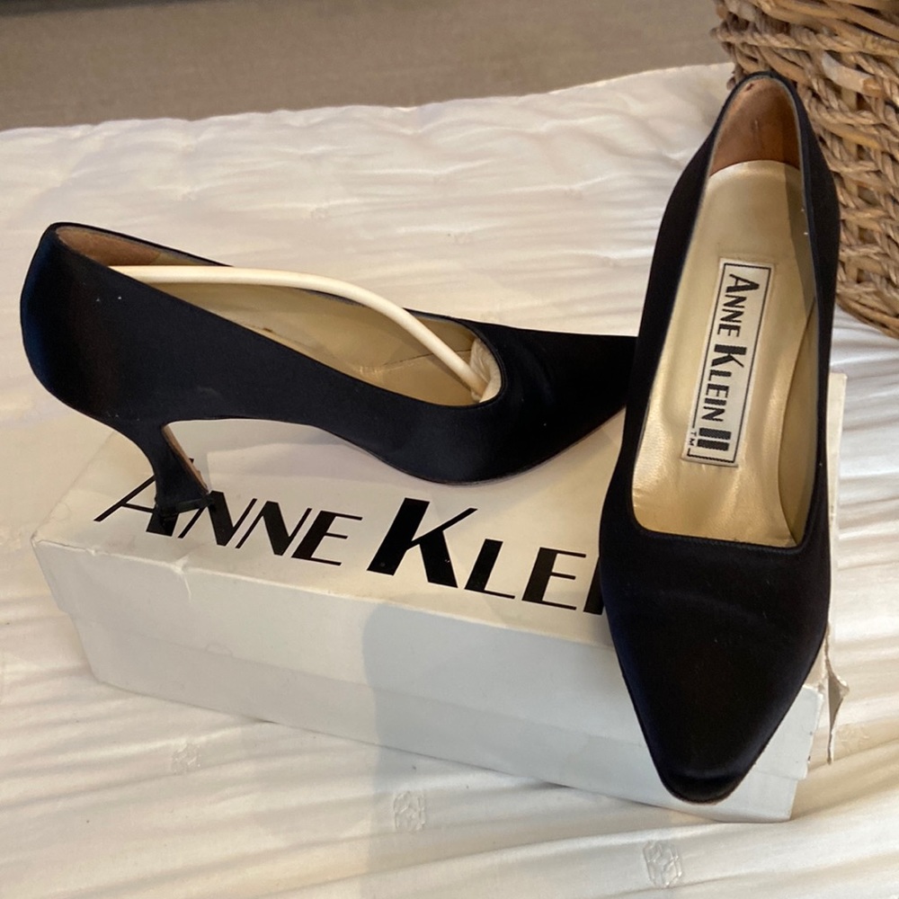 Anne Klein II black satin dress shoes. Size 7 Med.